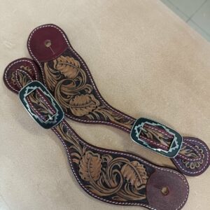 paire de pattes d'éperons couleur bourgogne repoussage floral