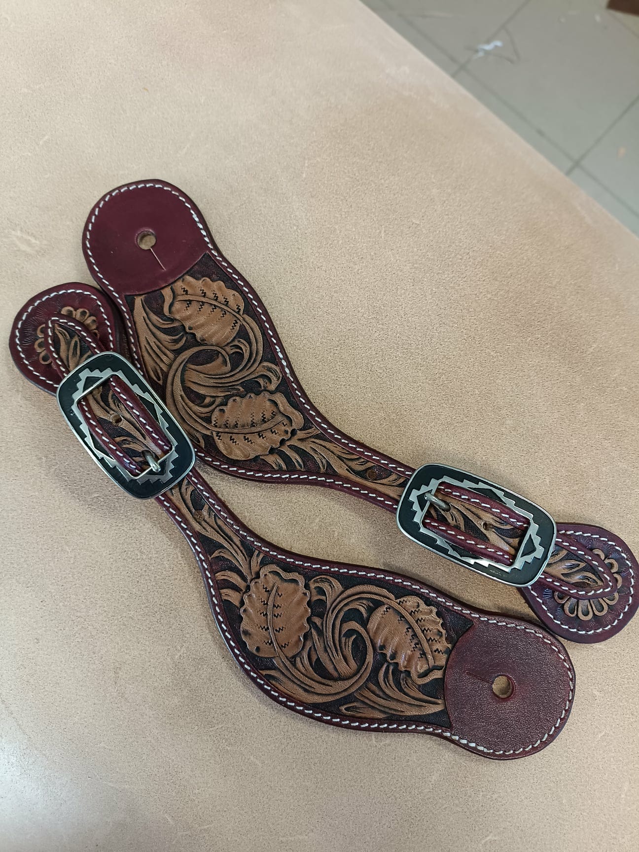 paire de pattes d'éperons couleur bourgogne repoussage floral