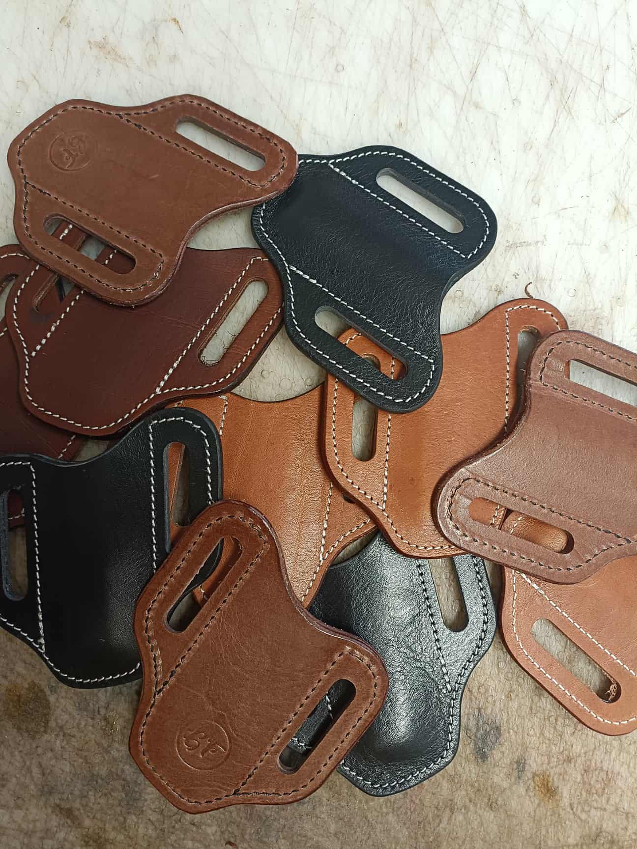 Étui couteau style pancake en cuir avec coutures renforcées et passants de ceinture