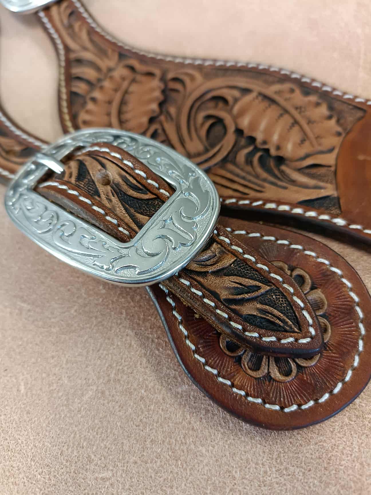 gros plan sur la boucle d'une patte d'éperon