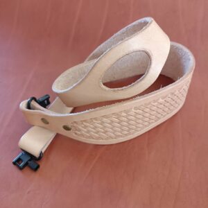 Bretelle de carabine en cuir naturel avec motif vannerie basketweave repoussé à la main.